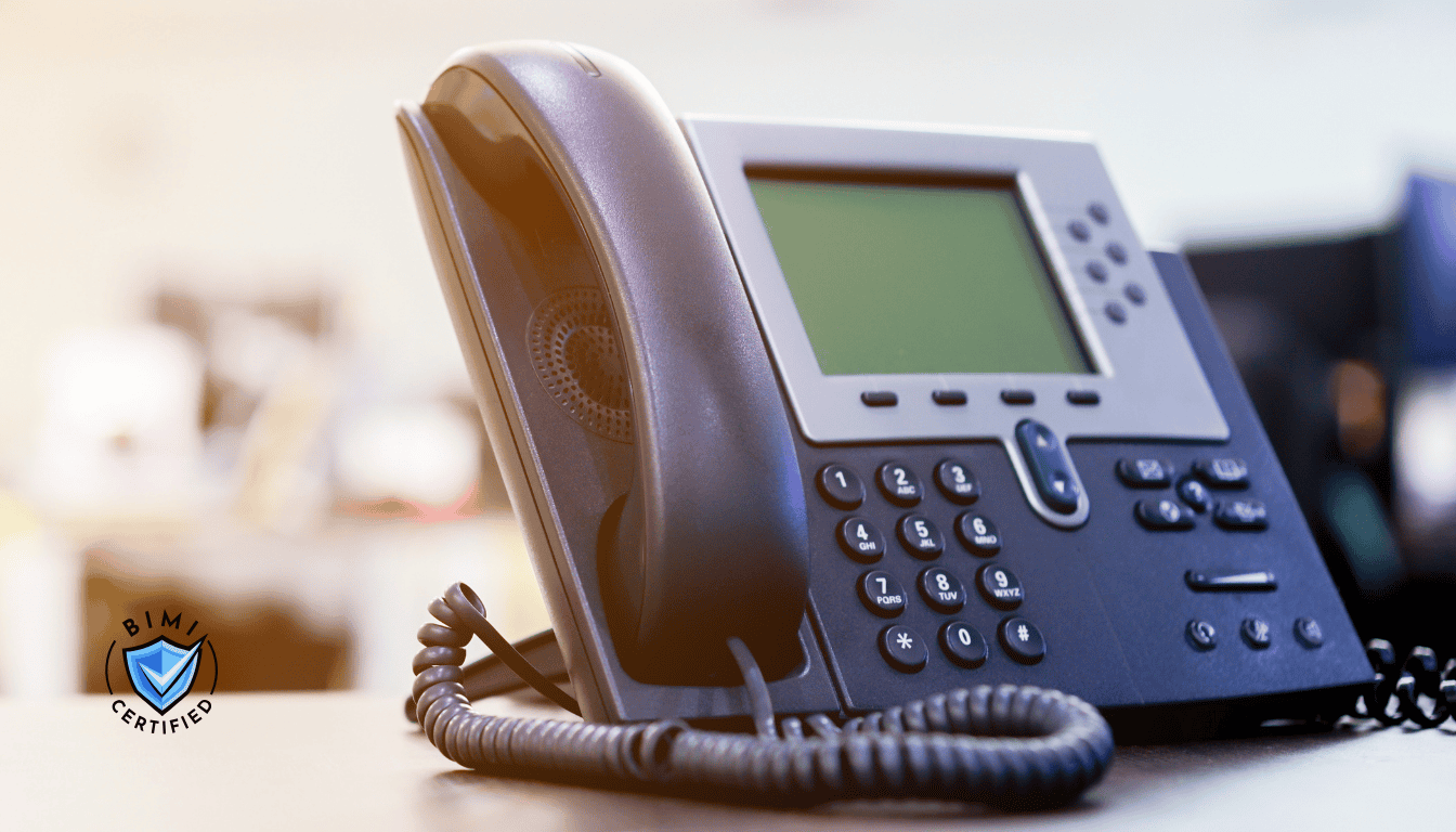 Nykyaikainen puhelin pöydällä odottamassa BIMI Verification -puhelua.